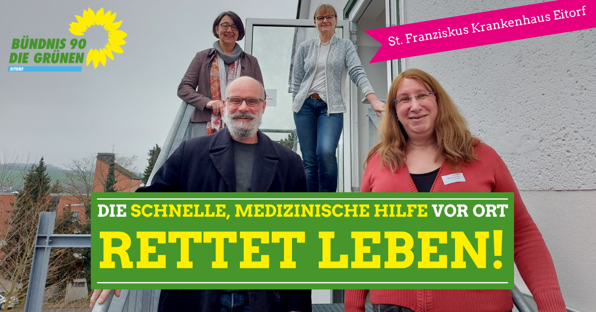 Auf dem Bild seht ihr vier Personen, die auf einer Treppe stehen. Im Hintergrund ist bewölkter Himmel zu erkennen. Hinten (weiter oben auf der Treppe) stehen zwei Frauen. Weiter unten auf der Treppe stehen ein Mann auf der linken Seite und eine Frau mit langen Haaren. Vorne erkennt man einen grünen Balken mit weißer und gelber Aufschrift: "Die schnelle, medizinische Hilfe vor Ort rettet Leben!" Außerdem ist oben auf der rechten Ecke ein pinker Störer (Balken) zu sehen mit der weißen Aufschrift: "St. Franziskus Krankenhaus"